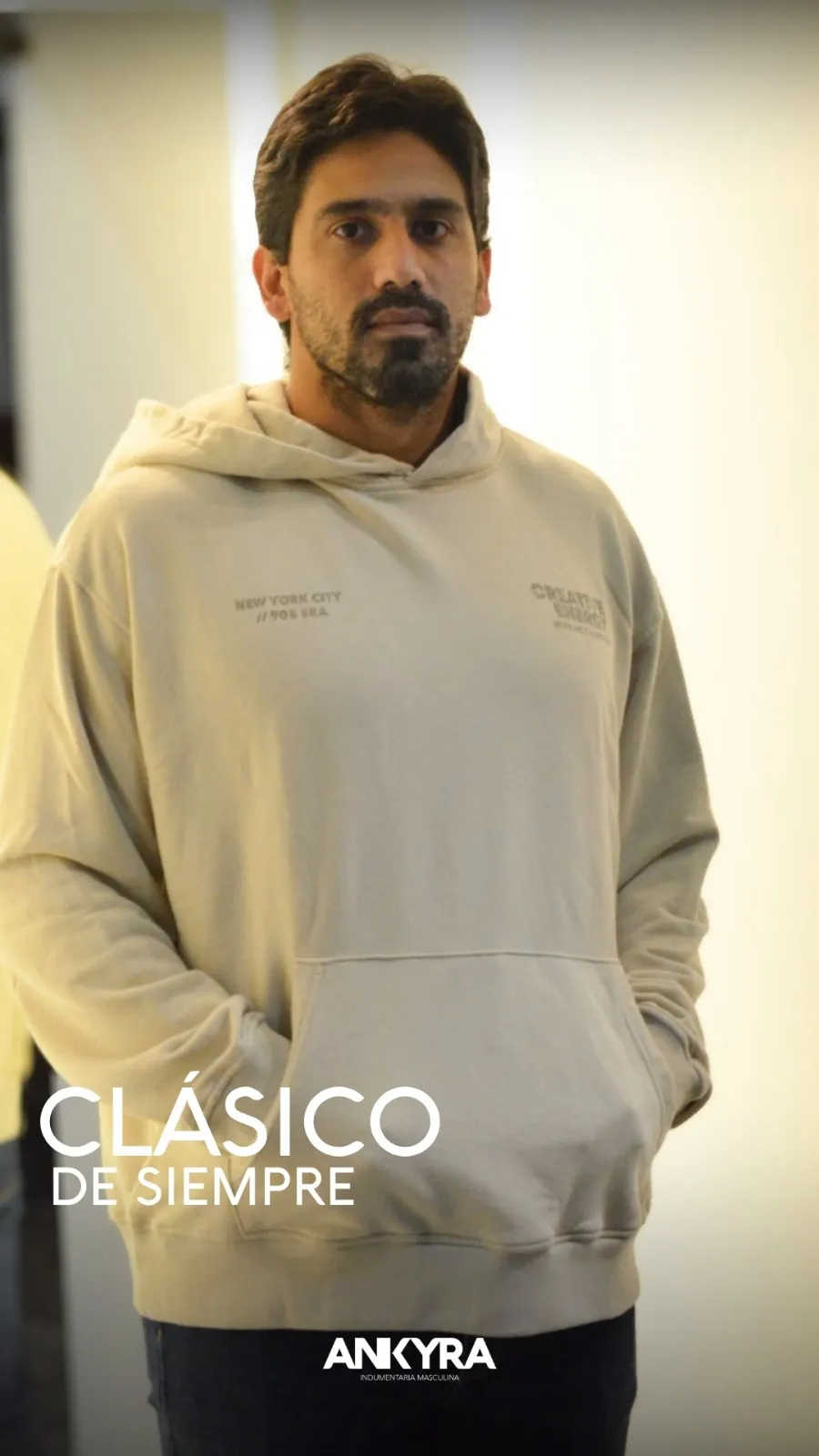 Modelo con buzo canguro oversize de Ankyra