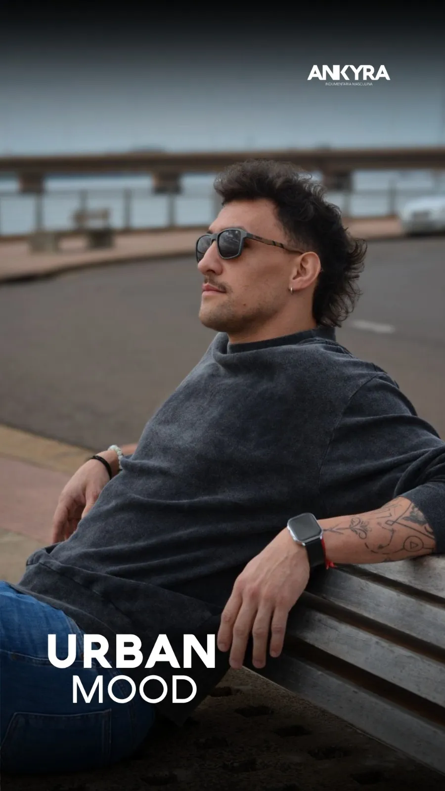Look urbano relajado con remera lisa