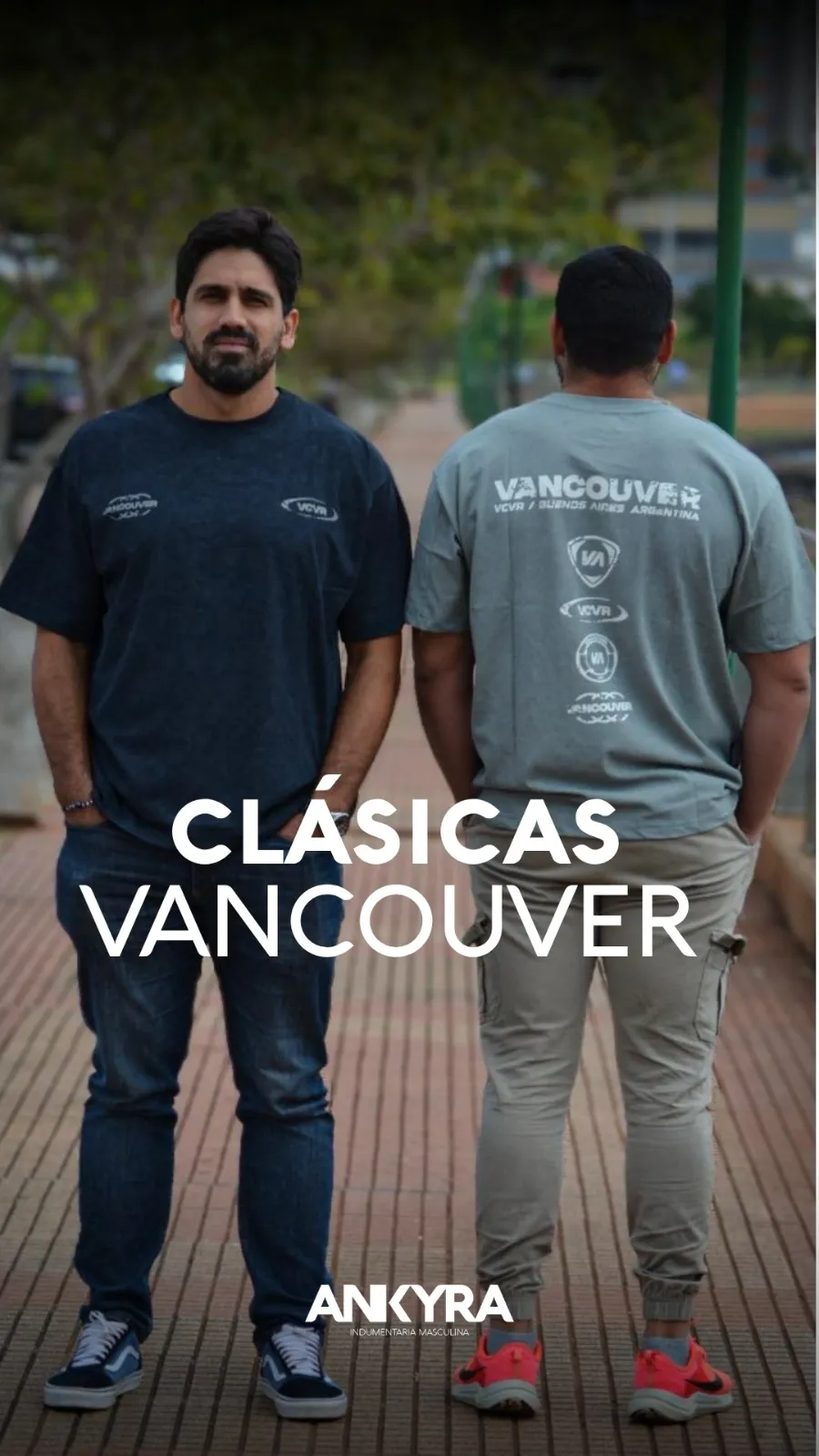 Dos modelos con remeras Vancouver de Ankyra